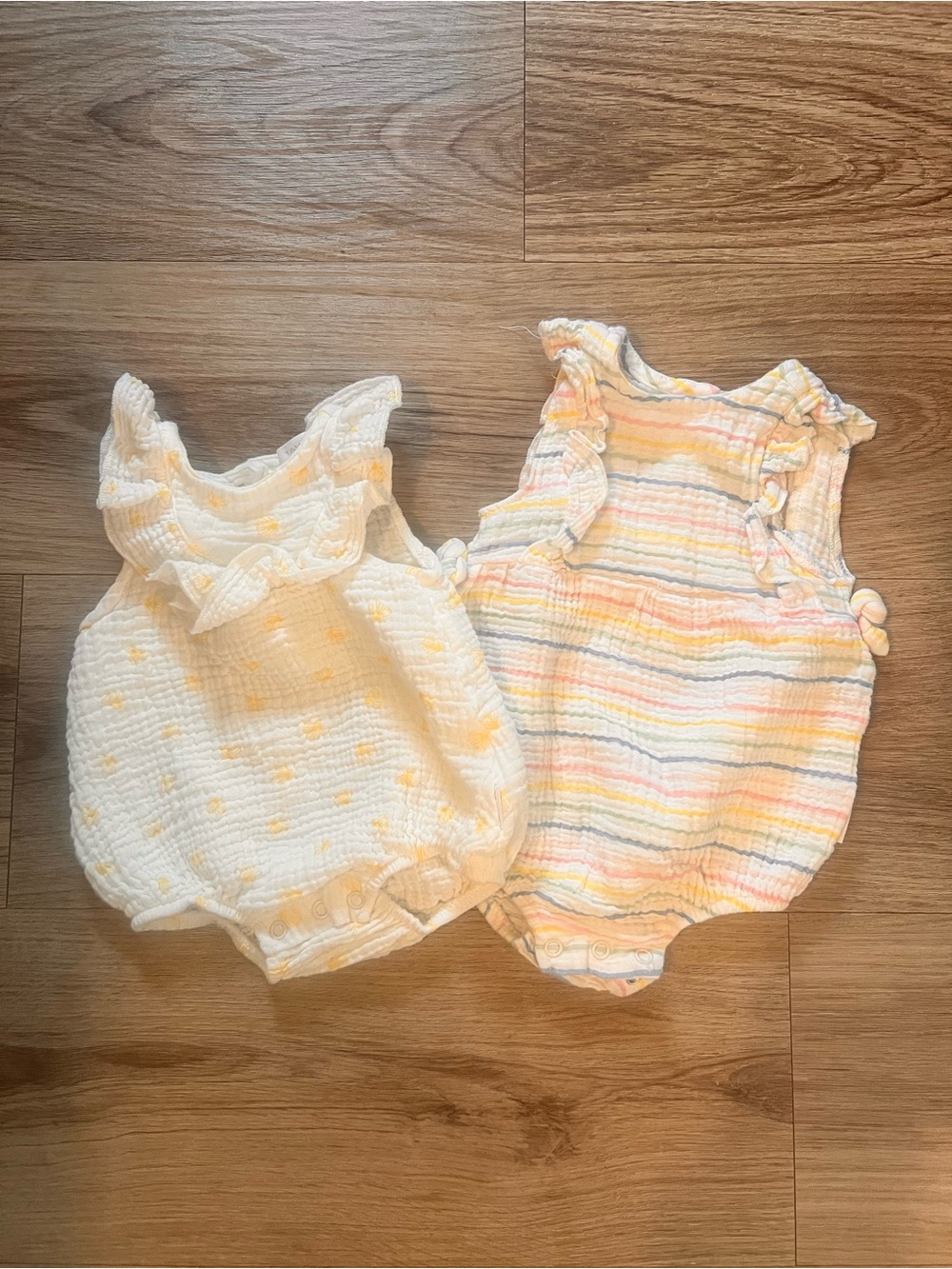 Tahari Baby Muslin Romper Set in White & Yellow